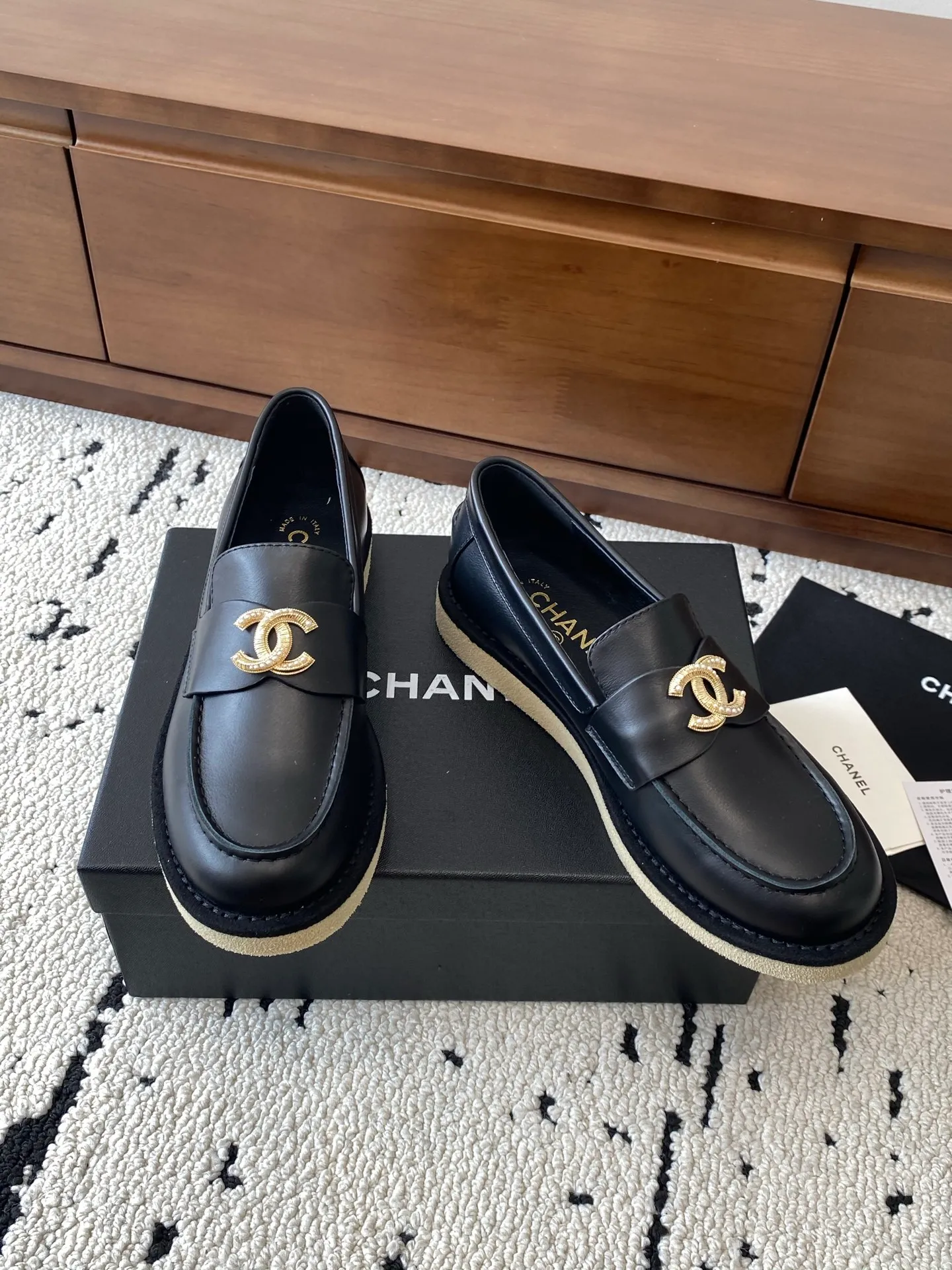 👟👟Ex-factory price 620👟👟High-end notebook 🍀2025 autumn and winter new Chanel Chanel entrance hardware buckle, Loaf loafers, can be worn all year round. No matter when you wear it, it is very high-end and durable. Go shopping and attract attention on the street! Easily travel between commuting and leisure occasions, and become a carefree fashionable and elegant woman ~ Upper: cowhide/cow nubuck leather/open edge beads Inner: lambskin Sole: Italian raw rubber outsole leather strip Code number: 35-39 (40/41 customized, non-refundable and non-exchangeable 👉 Buy now👉 Buy now👉 Buy now👉